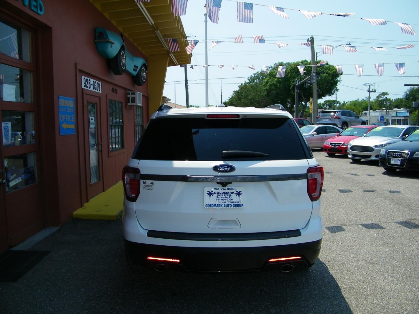 2018 White /Black Ford Explorer XLT FWD (1FM5K7D85JG) with an 3.5L V6 DOHC 24V engine, 6A transmission, located at 4000 Bee Ridge Road, Sarasota, FL, 34233, (941) 926-0300, 27.298664, -82.489151 - Photo#4